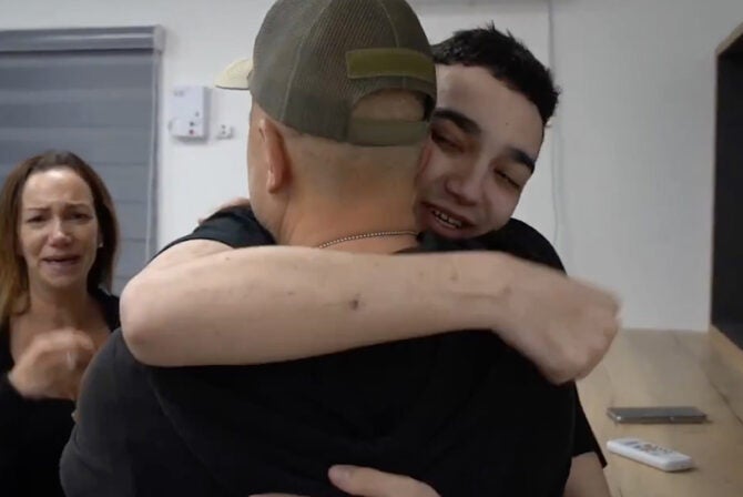 Released Israeli-American soldier Edan Alexander reunites with his family